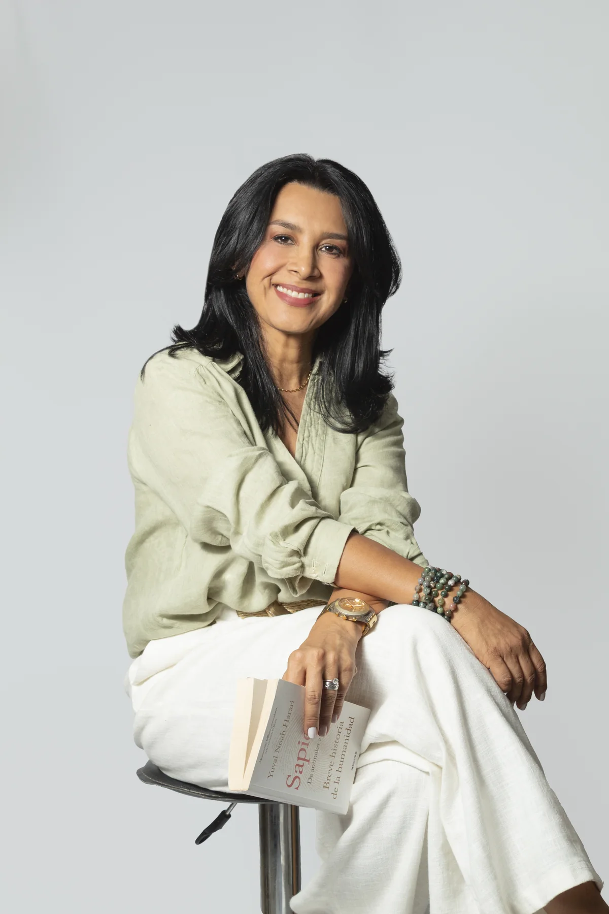 Dra. Ana Serrano sentada leyendo