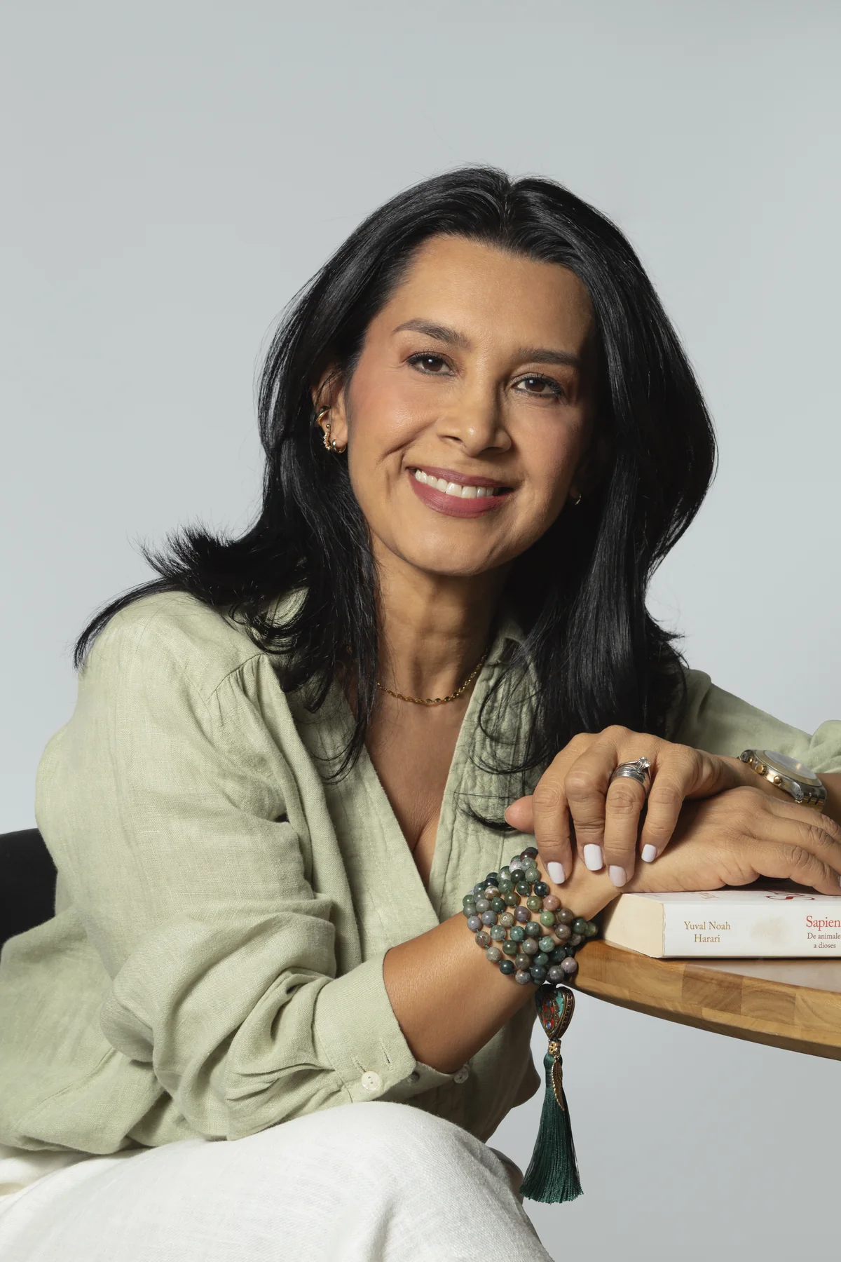 Dra. Ana Serrano en un entorno cálido de consulta